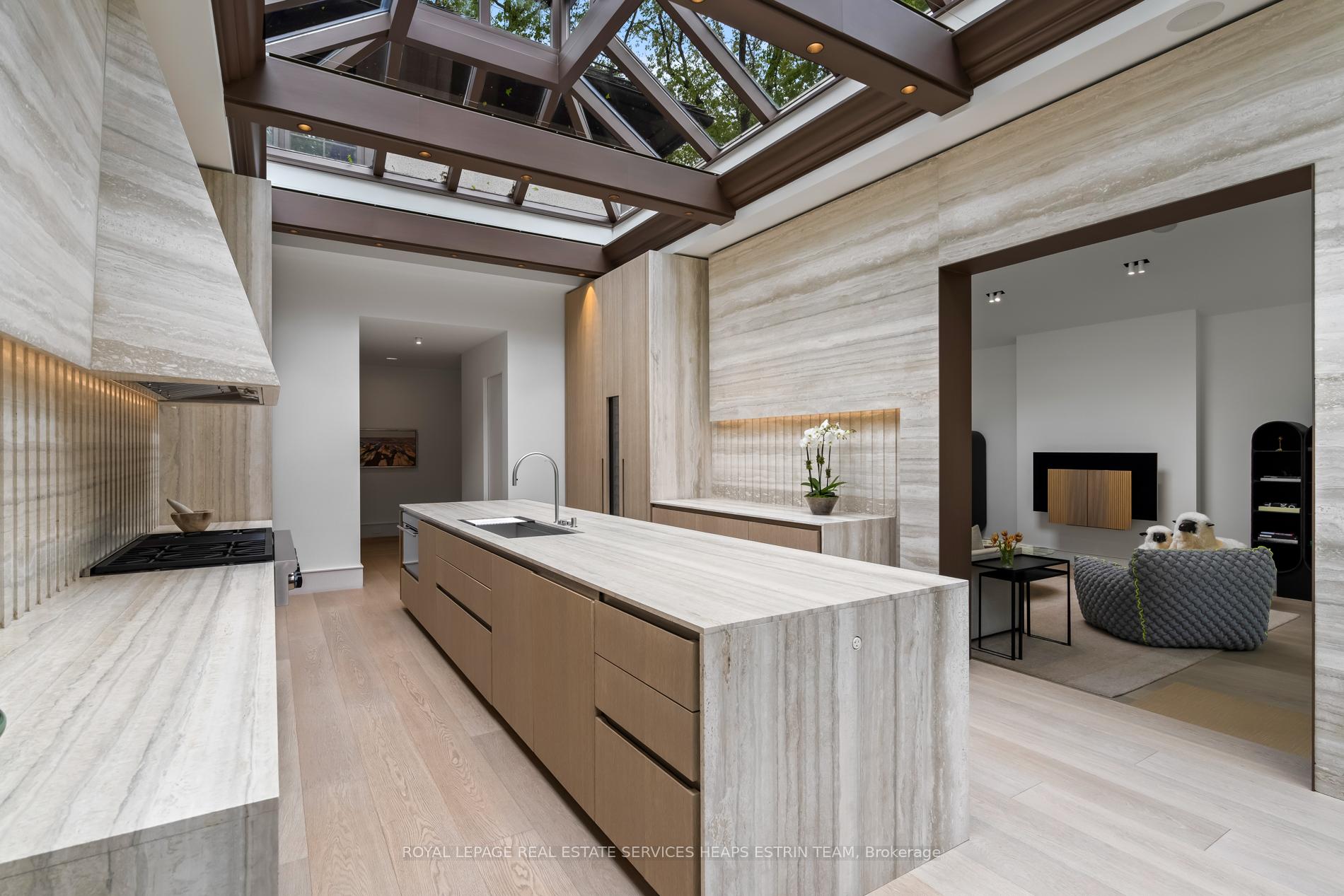 25 North, Toronto W08